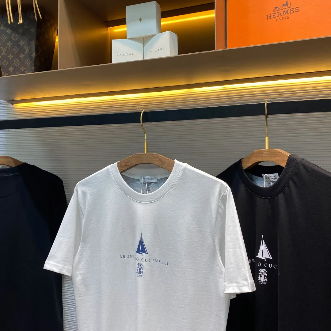 (Black no 2XL) BC 26SS spring and summer New Arrival jersey cotton basic round neck short Tee, men's Classic sailing badge pattern printed casual short-sleeved T-shirt! Trading company channels are rare and available on the official website simultaneously! In the ocean of fashion, there are always some items that are like shining stars, attracting everyone's attention with their unique design and excellent quality. The BC sailing logo T-shirt is one of them! This T-shirt is made of custom-made plain knitted cotton. The fabric not only feels great, but also has good breathability! In the hot summer, wearing it is like being exposed to the cool breeze. Sweat can be quickly discharged from the body, keeping the skin dry and comfortable at all times, without the discomfort of being hot and sticky! The printing of the Classic sailboat badge pattern on the front is undoubtedly the finishing touch of the entire dress. The pattern design is exquisite, the lines are simple and smooth, without too many complicated decorations, but it vividly displays the shape of the sailboat! The simple design style reveals a sense of high-end. It is not ostentatious, but can inadvertently attract the attention of others, making you stand out from the crowd! In addition to the fabric and pattern, the fit of this T-shirt is also very good. After careful research and many trial adjustments, the designer has created a fit that can adapt to most people's body shapes! It is neither too loose and bloated, nor too slim to expose the shortcomings of the figure, showing the best condition! Black/White, two colors available! Size: S-XXL S size: Shoulder width 46cm - Bust circumference 104cm - Clothing length 68cm M size: Shoulder width 47cm - Bust circumference 108cm - Clothing length 70cm L size: Shoulder width 48cm - Bust circumference 112cm - Clothing length 72cm Size recommendation (standard version): Height 174-140 pounds, try on size M, which is suitable! Boys weighing less than 130 pounds should choose S size, 130-143 pounds should choose M size, 143-156 pounds should choose L size, 156-170 pounds should choose XL size, and 170-185 pounds should choose XXL size!